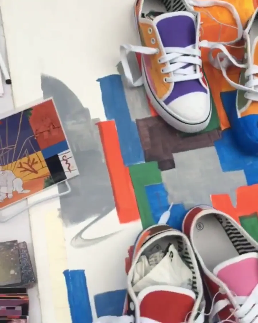 Sneakers pintadas a mano por Nico Beliko en el taller