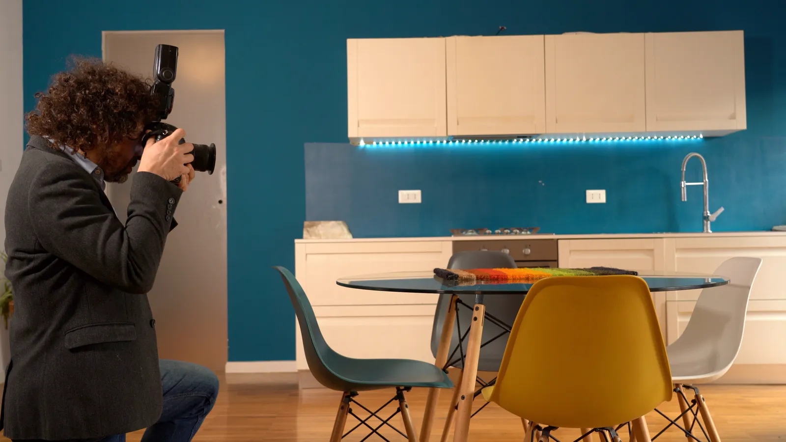 Photographing an interior with a professional camera before any work begins
